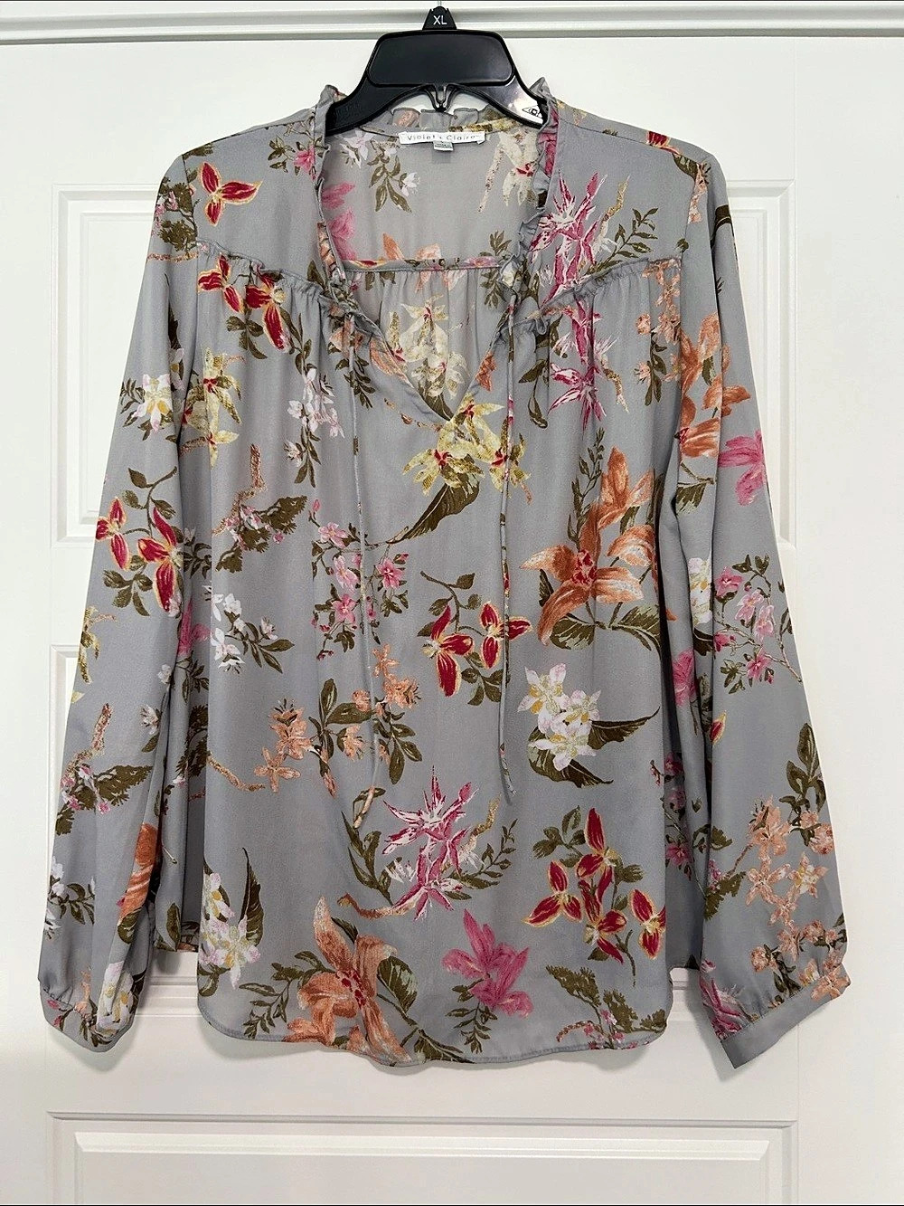 Violet + Claire Floral Blouse in Gray & Pink Like New